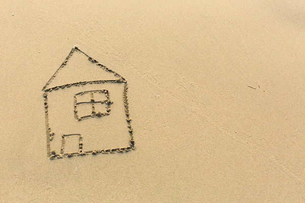 Huis getrokken op strand zand — Stockfoto