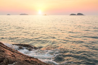 Gün batımında deniz dalgaları