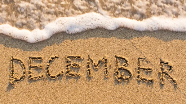 Inskriften December på sand — Stockfoto