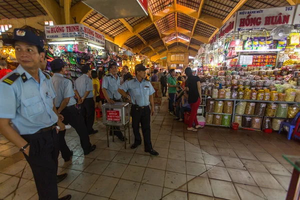 Polizia vietnamita nel mercato centrale . — Foto Stock