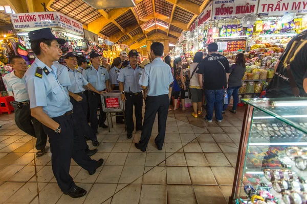 Vietnamese police in the Central market. — 图库照片