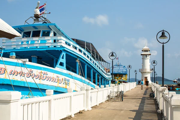 Tourist boat at the pier in Bang Bao — Stockfoto