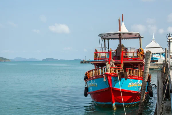 Tourist boat at the pier in Bang Bao — Stockfoto