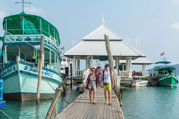 Toeristische boten op de pier in Bang Bao — Stockfoto