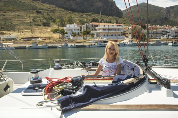 Segler nimmt an Segelregatta teil — Stockfoto