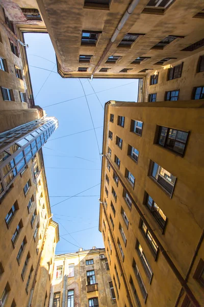 Courtyard in the old district of St. Petersburg — Stock Photo, Image