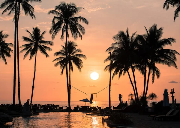 Zonsondergang op een tropisch strand. — Stockfoto