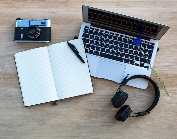 Laptop, σημειωματάριο, ακουστικά και φιλμ κάμερας — Φωτογραφία Αρχείου