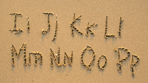 모래 사장에 알파벳의 편지 — 스톡 사진