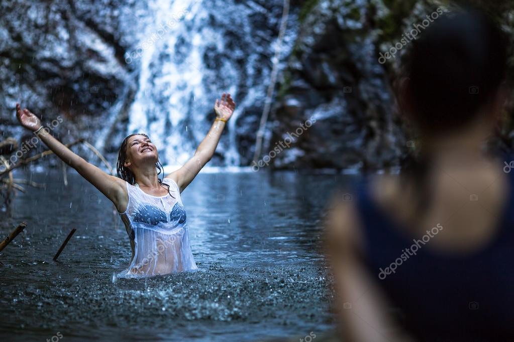 devushka-kupaetsya-v-vodopade