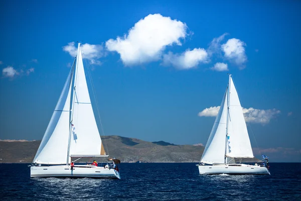 Veleiros participam na regata de vela — Fotografia de Stock