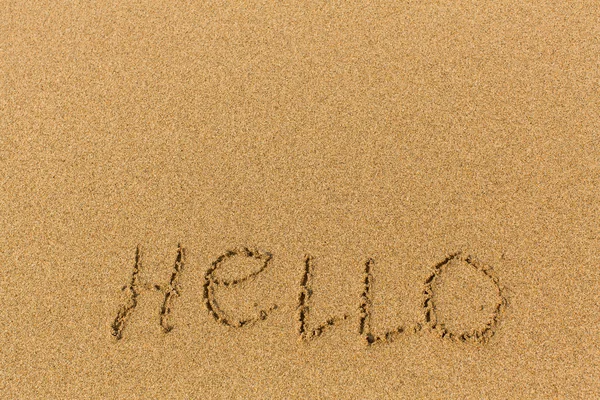 Хелло - слово, нарисованное на песчаном пляже — стоковое фото