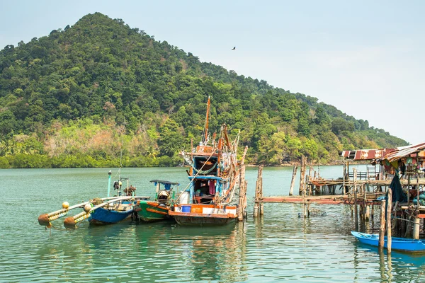 Huts and fishing boats at fisherman village — Φωτογραφία Αρχείου