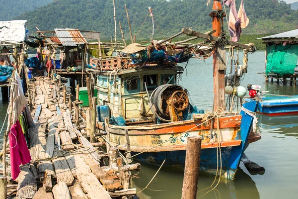 Huts and fishing boat at fisherman village — Stockfoto