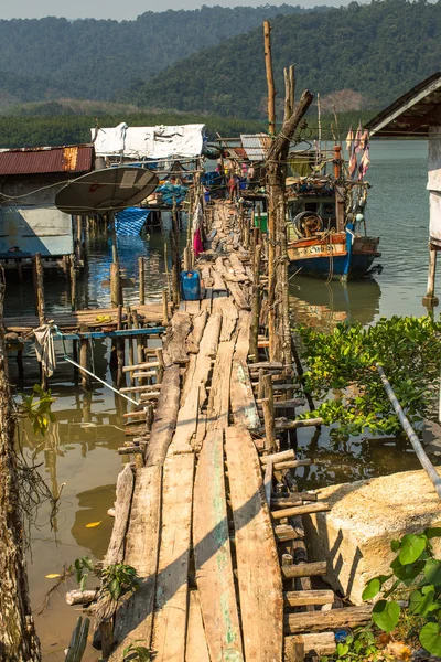 Cabanas e barco de pesca na aldeia de pescadores — Fotografia de Stock