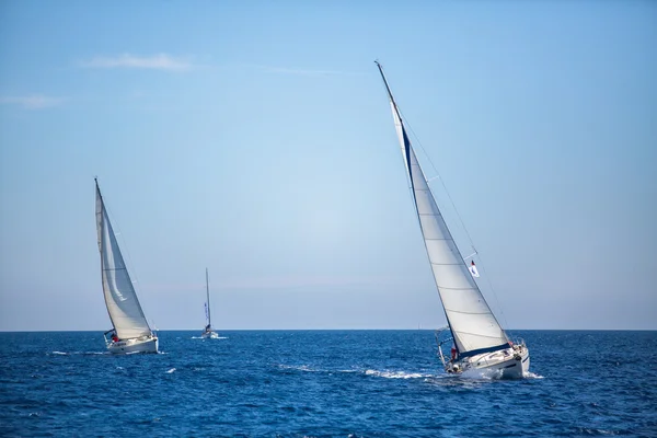 Zeilboten deelnemen aan zeilregatta — Stockfoto