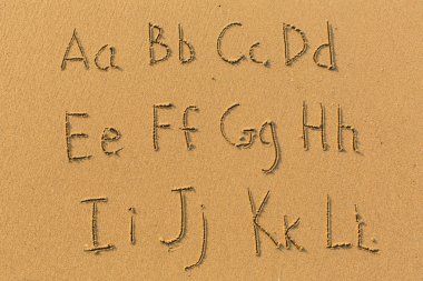 Plaj kum üzerine çizilmiş alfabesi