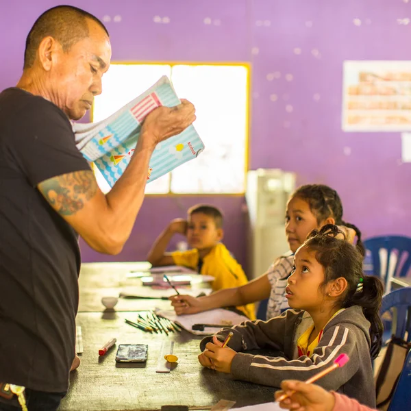 Enfants non identifiés en cours à l'école — Photo