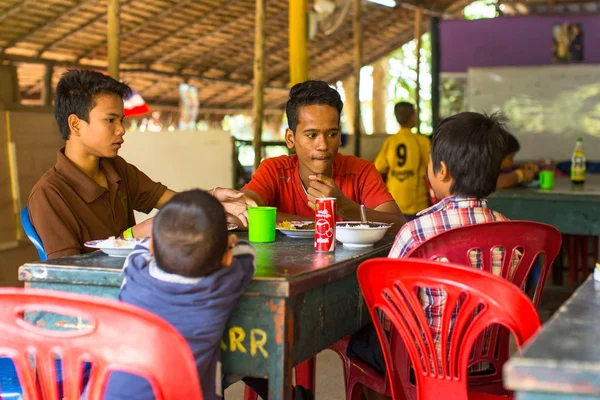 Niños no identificados en el aula a la hora del almuerzo — Foto de Stock