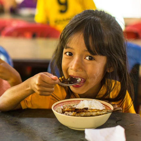 Unidentified child in classroom at lunch time — Stock Photo, Image