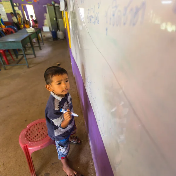 Enfant non identifié en cours à l'école — Photo