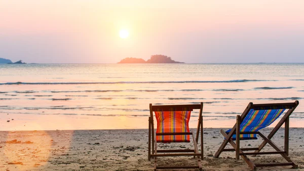 在海边热带海滩上的躺椅 — 图库照片