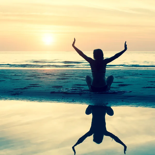 Yoga yapan bir kadın. — Stok fotoğraf