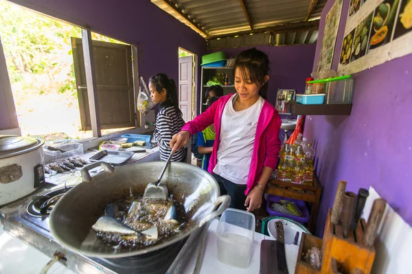Niños no identificados reciben comida —  Fotos de Stock