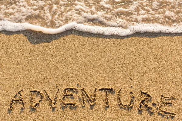 Adventure-inscriptie op zandstrand — Stockfoto