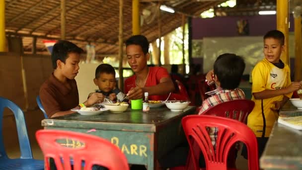 Unbekannte Kinder beim Mittagessen im Klassenzimmer — Stockvideo