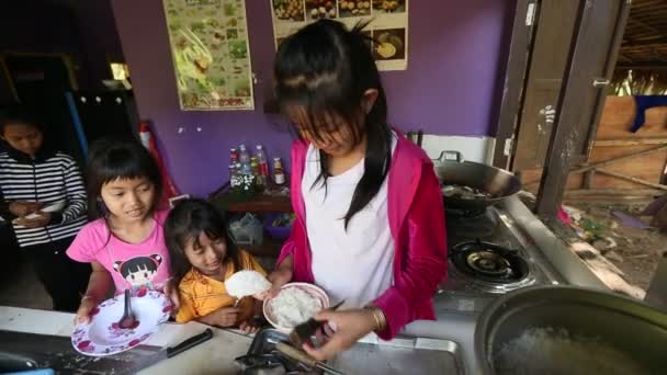 Niños no identificados reciben comida — Vídeo de stock