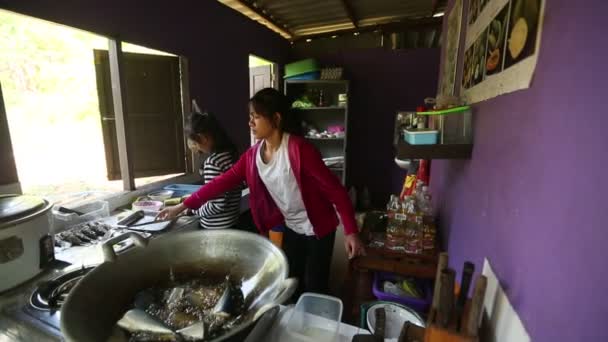 Crianças não identificadas recebem alimentos — Vídeo de Stock