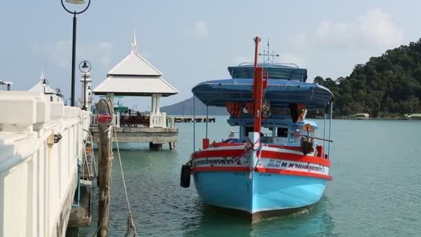 Barco turístico en el muelle de Bang Bao pueblo de pescadores — Vídeo de stock