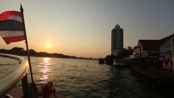 Barco de transporte local en río — Vídeo de stock