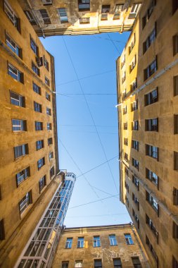 St. Petersburg'un tipik avlusu