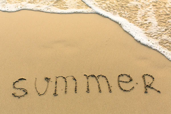 Word Summer drawn on sand beach — Stok fotoğraf