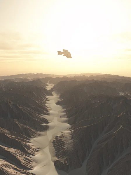 砂漠の惑星の上を飛んで宇宙船 — ストック写真