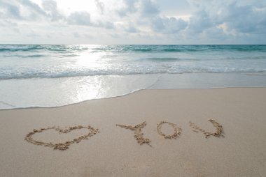 Kelime yazıldı Phuket Isla, bir plajda kuma seviyorum
