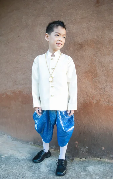 Asiático chico vistiendo nacional vestido . — Foto de Stock