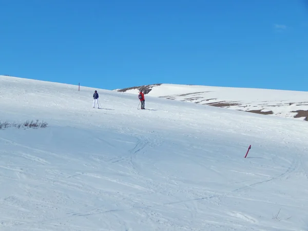 Skifahren an einem sonnigen Tag in den Bergen in Tsahkadzor, Armenien. — Stockfoto