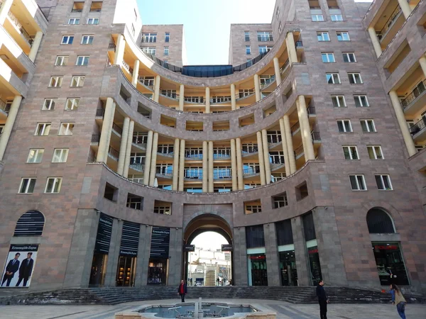 Modern architecture. A high-rise residential building in the centre of Yerevan, Armenia. — Stock Photo, Image