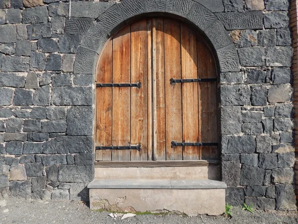 En gammal trä dörr i Jerevan, Armenien. — Stockfoto