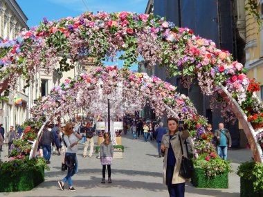 Kuzneckiy çoğu Moskova'nın merkezinde Paskalya ve zafer günü için Mayıs, 2016 yılında dekore edilmiş sokak