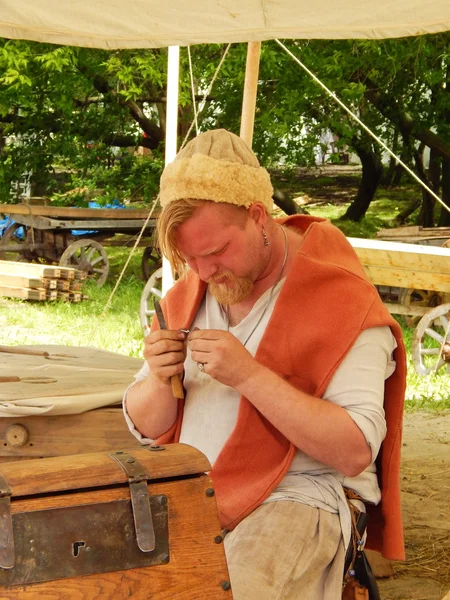 Ein Handwerker, ein Teilnehmer des internationalen Festivals Reenactment "Zeiten und Epochen. (Altrussland) "in Moskau. — Stockfoto