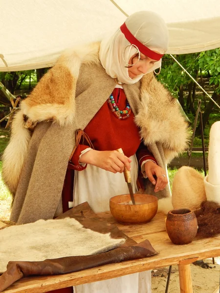 A participant of the  International festival reenactment "Times and epochs.(Ancient Russia)" in Moscow. — Stock Photo, Image