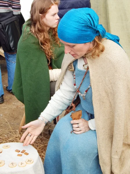 Una adivina runas. The International festival reenactment "Times and epochs. (Antigua Rusia) "en Moscú . — Foto de Stock