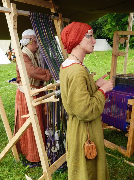 Weavers.  International festival "Times and epochs. Ancient Russia" — Stock Photo, Image