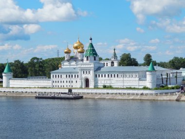 Kostroma, Rusya Volga Nehri üzerinde Ipatievsky erkek manastır (14. yüzyıl).