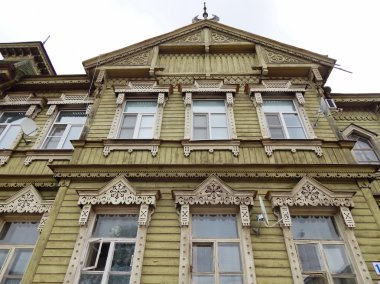 Rusya bir taşra kasabasında oyma penceresi olan tipik eski ahşap konut ev.