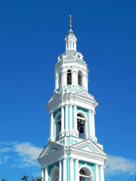 Il campanile del monastero femminile di Znamensky a Kostroma, Russia . — Foto Stock